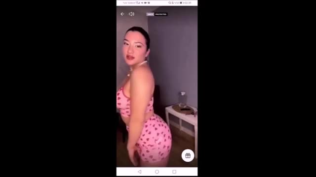 Pembe Kostum Kalça Sallama İfşa — Burcu Yildiz Türk İfşa