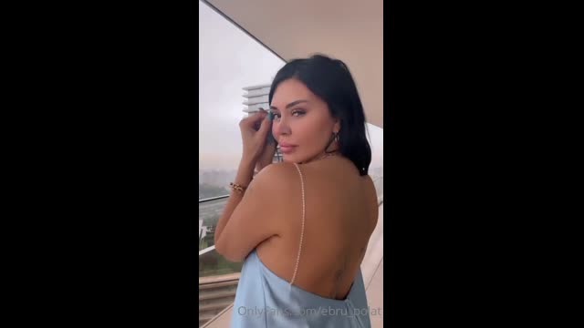 Mavi Elbise Balkonda Göğüs Açıyor İfşa — Ebru Polat Türk İfşa
